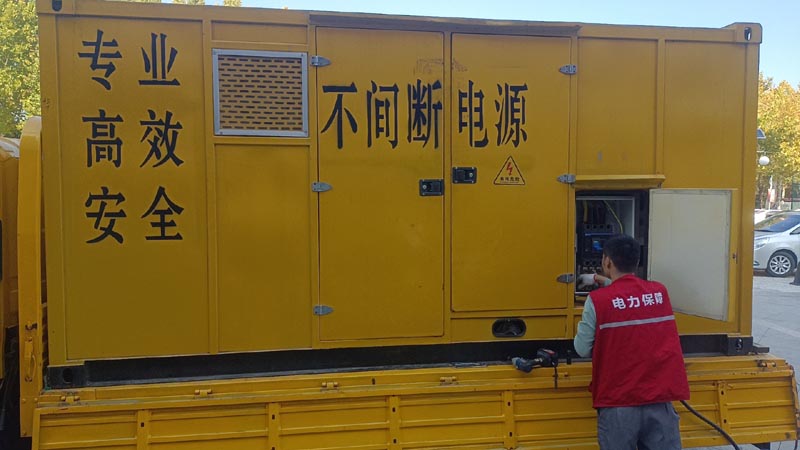富民柴油发电机组和UPS电源配合使用时，如何避免切换过程中的电力中断？